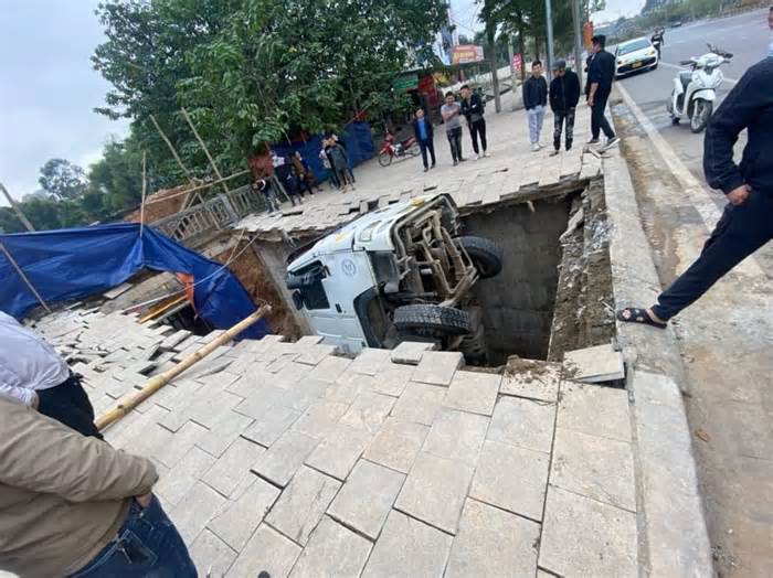 Sập hành lang cầu ở thành phố Yên Bái khiến xe tải lọt xuống hố sâu