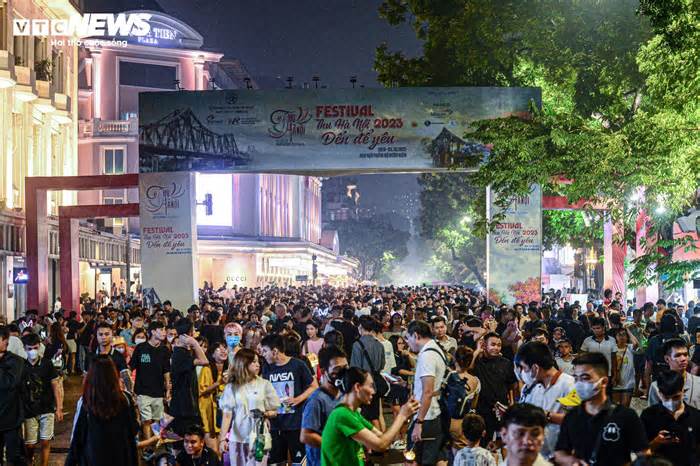 Phố đi bộ đông kín người đêm khai mạc Festival Thu Hà Nội 2023