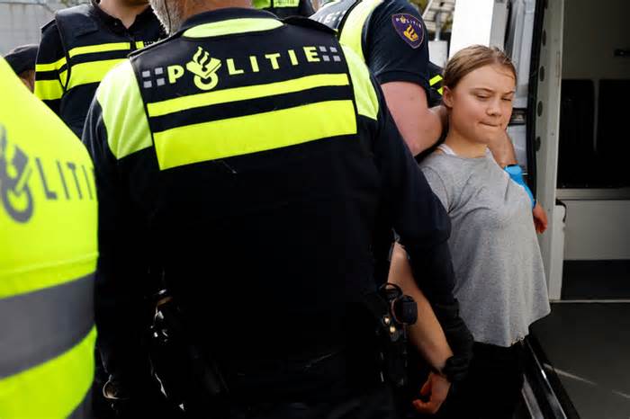Nhà hoạt động môi trường nhỏ tuổi nổi tiếng Greta Thunberg bị cảnh sát Hà Lan bắt