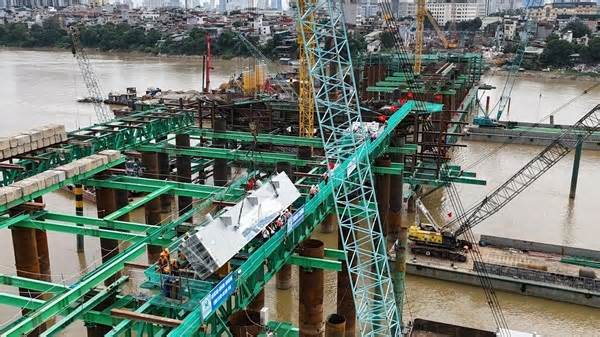 Cầu Trần Hưng Đạo huy động 700 nhân sự thi công xuyên lễ, lắp dầm đầu tiên