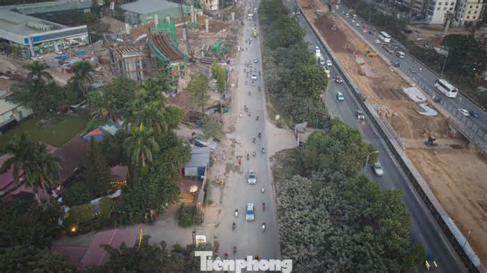 'Con đường bụi' cửa ngõ Hà Nội: Xe cộ chen chúc, dân kêu trời