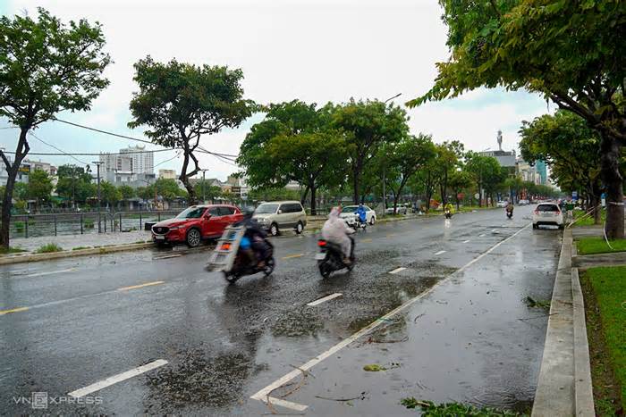 Hàng nghìn người miền Trung đưa ôtô đi tránh bão Bualoi