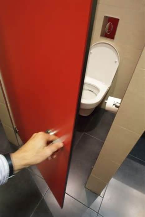 Nhân viên dọn vệ sinh đổi đời vì tìm được 1,4 tỷ bỏ quên trong toilet