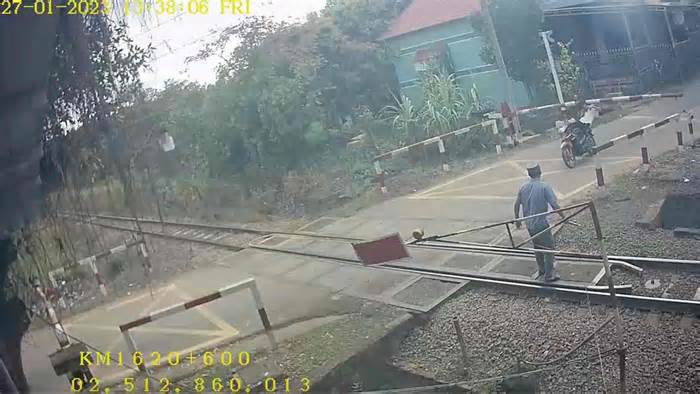 Hàng loạt vụ người đi xe máy say xỉn, đâm vào thanh chắn đường sắt ở Đồng Nai, TPHCM