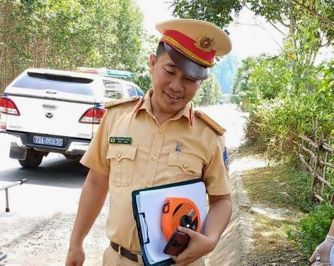 Hành động của cảnh sát giao thông Quảng Bình khiến dân mạng ‘tan chảy’