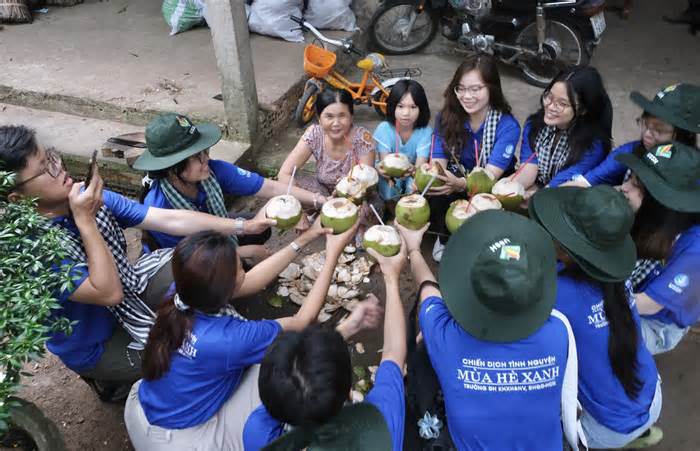 'Yêu thương tới bến' của sinh viên tình nguyện hè