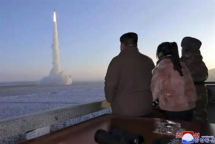 Giữa lúc căng thẳng leo thang, Triều Tiên lại phóng tên lửa