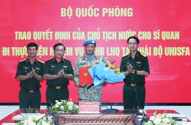 Bản tin 8H: Bộ Quốc phòng trao quyết định nhân sự của Chủ tịch nước