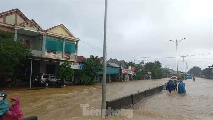 Ngập lụt diện rộng gây ách tắc giao thông, hoạt động xe khách tại Huế tê liệt hoàn toàn