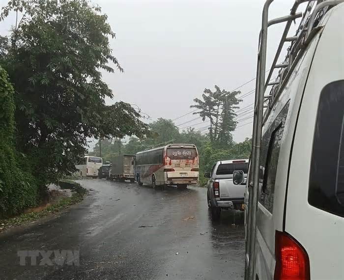 45 người Việt bị mắc kẹt tại Đường 8 ở Lào được cứu hộ an toàn