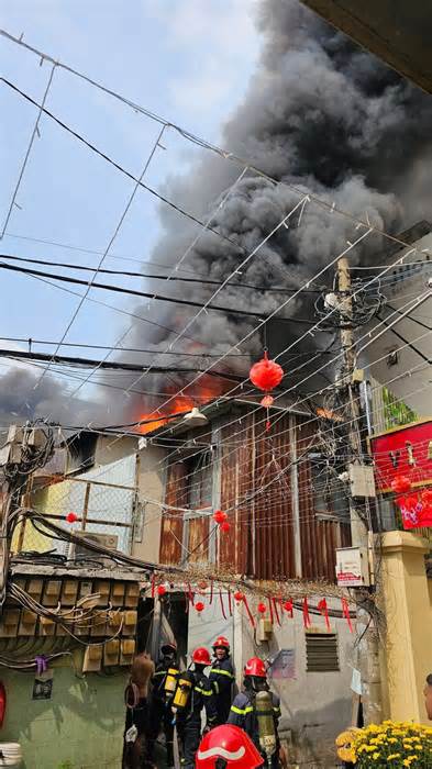 Cháy lớn ở Trần Đình Xu, quận 1, TP.HCM