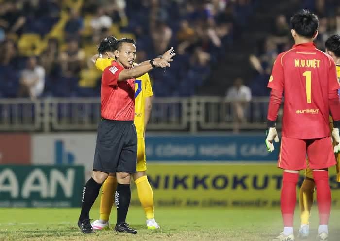 Hai trọng tài ngoại bắt 'chung kết lượt đi' V-League