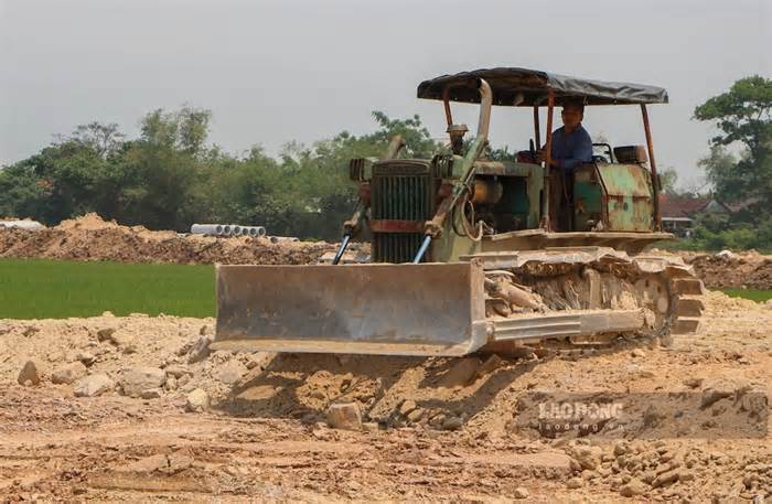 Công nhân xuyên trưa đẩy tiến độ dự án tái định cư đường sắt tốc độ cao ở Huế