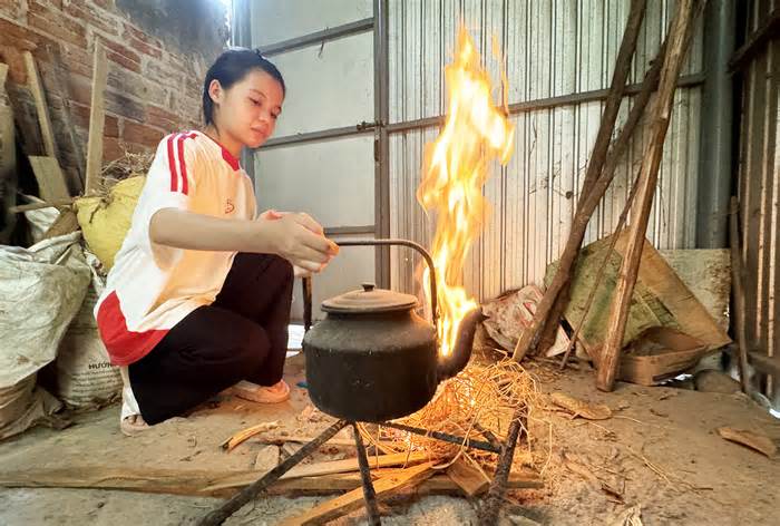 Sống 1 mình trong ngôi nhà nhỏ suốt 5 năm, Thiên Hương nay là sinh viên Đại học Quảng Nam