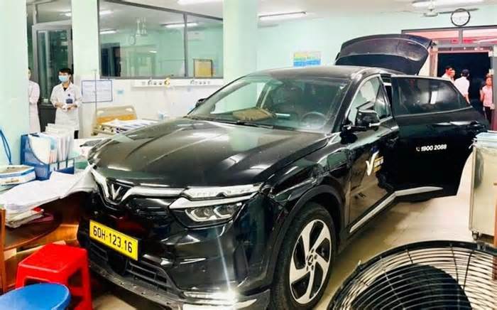 Ô tô mất lái tông vào phòng cấp cứu bệnh viện ở Đồng Nai