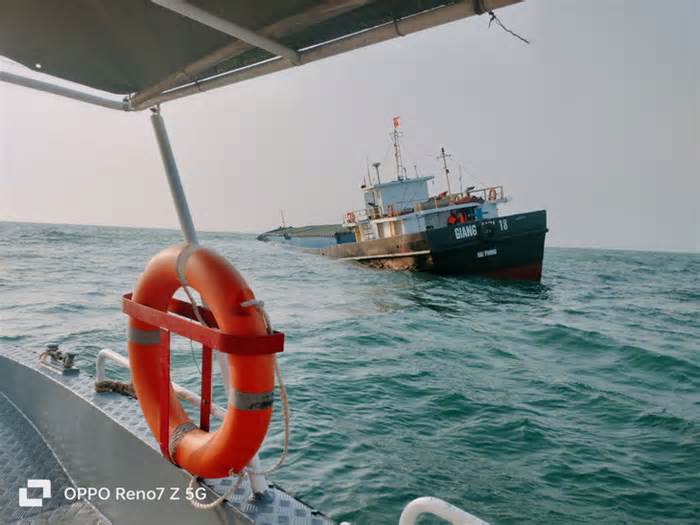 Tàu vận tải chở theo 3 ngàn tấn xi măng đang chìm trên vùng biển Cù Lao Chàm