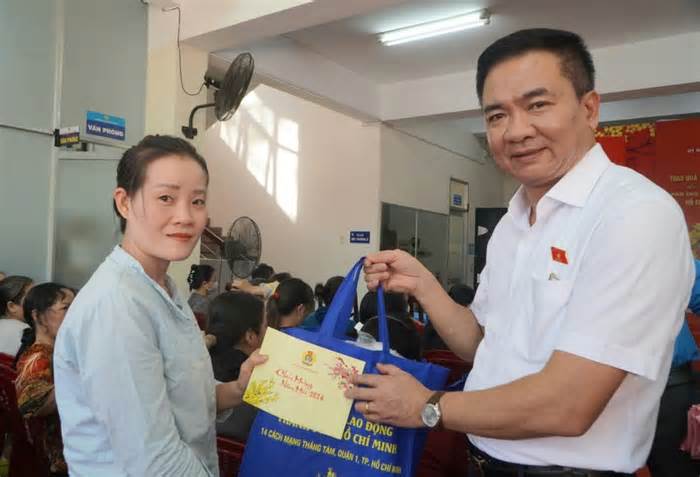 Tặng quà Tết cho công nhân lao động khó khăn ở TPHCM và Tây Ninh
