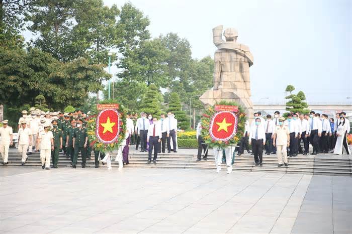 Đoàn đại biểu TP.HCM dâng hương tưởng niệm các Anh hùng Liệt sỹ