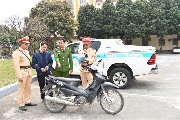 Cận cảnh bắt đối tượng vừa ra tù đã liều lĩnh cướp xe máy của nữ sinh