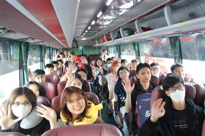 Đại học Quốc gia đưa 231 sinh viên, người lao động khó khăn về quê đón Tết