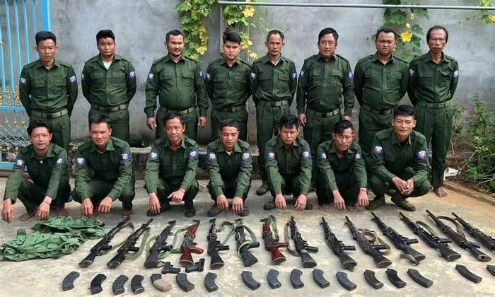 Lữ đoàn Myanmar đầu hàng quân nổi dậy