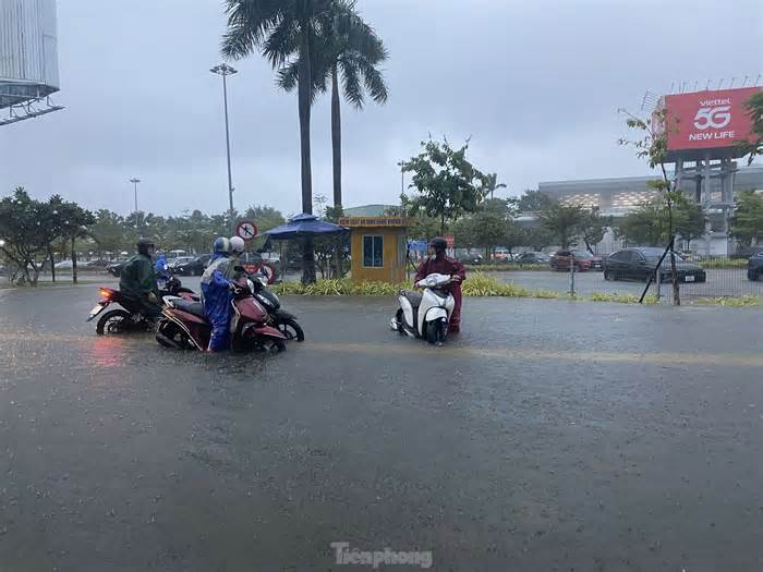 Đà Nẵng ngập do mưa lớn, nhà trường thông báo khẩn học sinh không tới lớp