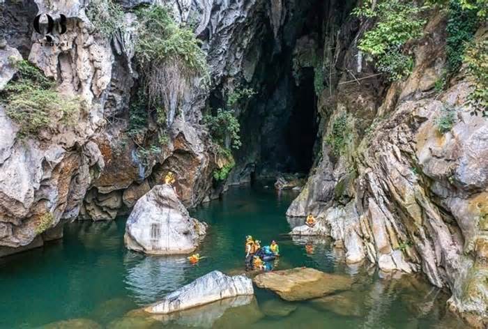 Hành trình thám hiểm hang Rục Mòn Quảng Bình