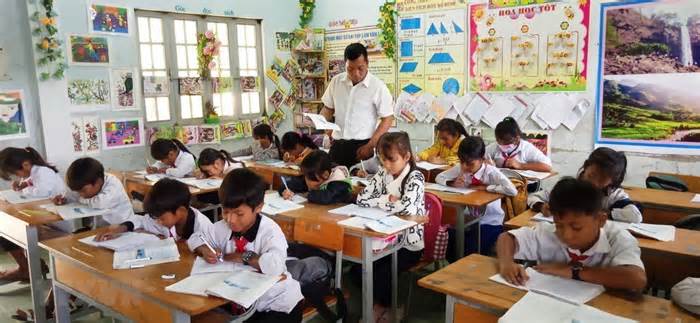 Gia Lai: Thầy giáo làng vượt khó, giúp học sinh nghèo đến trường