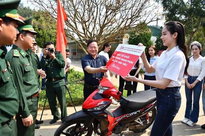 Ban tổ chức Tiền Phong Marathon tặng quà Đồn Biên phòng và Trường Dân tộc bán trú Huổi Luông