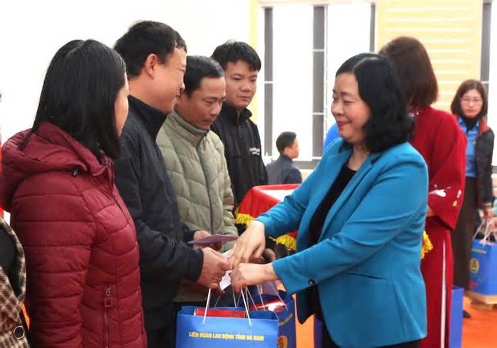 Trưởng ban Dân vận Trung ương tặng quà công nhân khó khăn tỉnh Hà Nam
