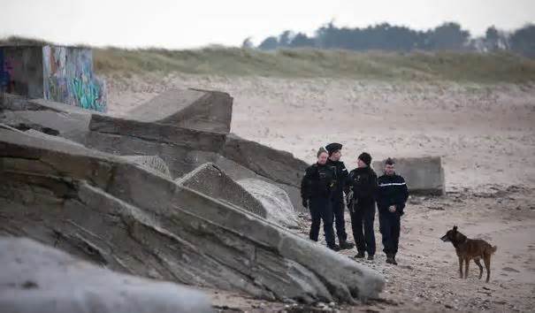 Pháp phát hiện khoảng 2,3 tấn cocaine dạt vào bờ biển Normandy