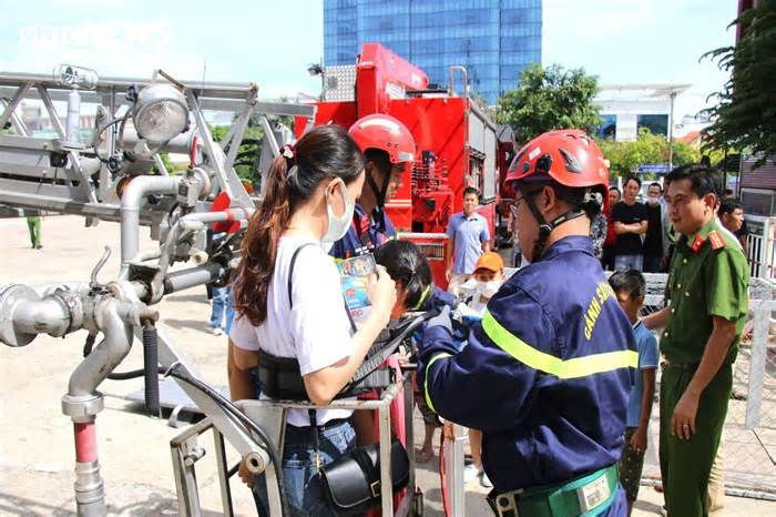 Người Đà Nẵng học đu dây, thoát nạn bằng xe thang khi xảy ra cháy nhà cao tầng