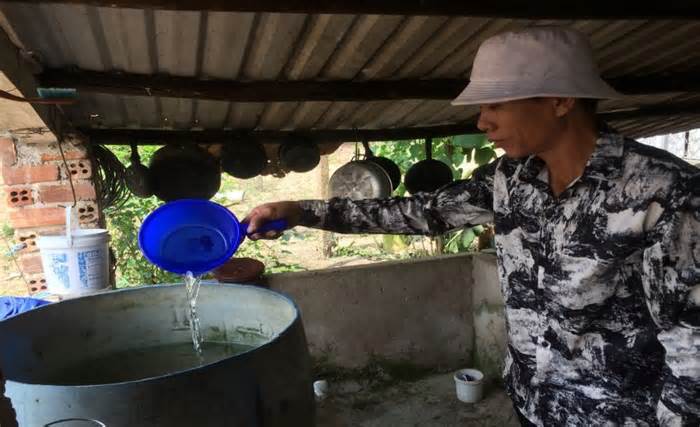 Suối cạn trơ đáy, nhiều hộ dân vùng ven Đà Nẵng thiếu nước sinh hoạt