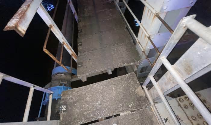 Hải Phòng: Xà lan đâm hỏng cầu Tam Bạc
