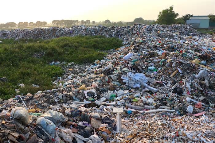 'Núi' rác thải tự phát dài cả trăm mét lưu cữu nhiều năm tại Hà Nội