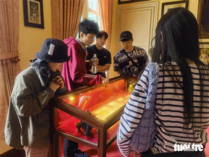 Hướng dẫn viên Hàn Quốc nói cha vua Bảo Đại sinh 100 con, 50 con lên núi