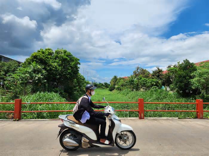 Lối thoát nước như ruộng rau, người dân nói: TP Quảng Ngãi không ngập mới lạ