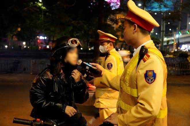 15 người vi phạm nồng độ cồn trong một ngày tại Hà Nội