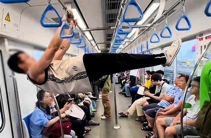 Nam thanh niên hít xà đơn trên metro Bến Thành - Suối Tiên gây phản cảm