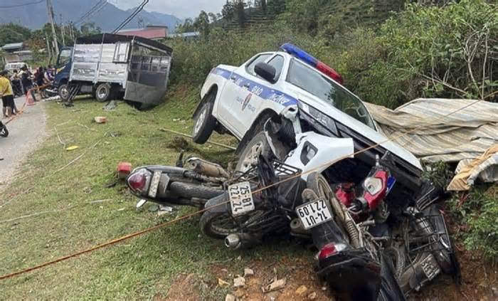 Xe chuyên dụng của Cảnh sát giao thông gây tai nạn liên hoàn ở Lai Châu