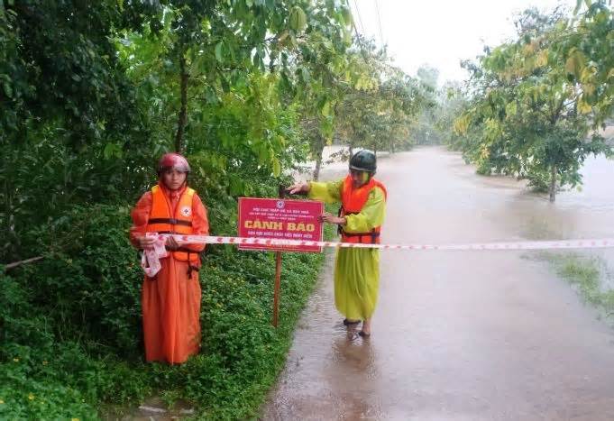 Nhiều nơi bị ngập, Quảng Nam chủ động cho học sinh nghỉ học ngày 16.10