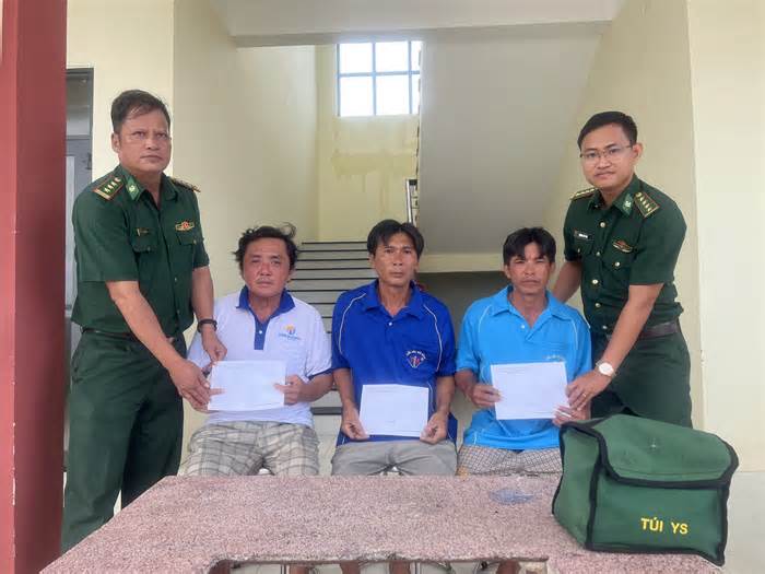 3 thuyền viên chìm tàu trôi từ Kiên Giang sang Cà Mau được đưa về nhà