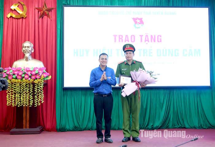 Trao tặng Huy hiệu tuổi trẻ dũng cảm cho Đại úy công an cứu người giữa dòng lũ