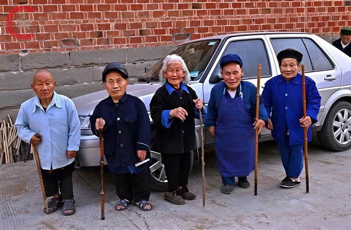 Bí ẩn ngôi làng người lùn ở Trung Quốc