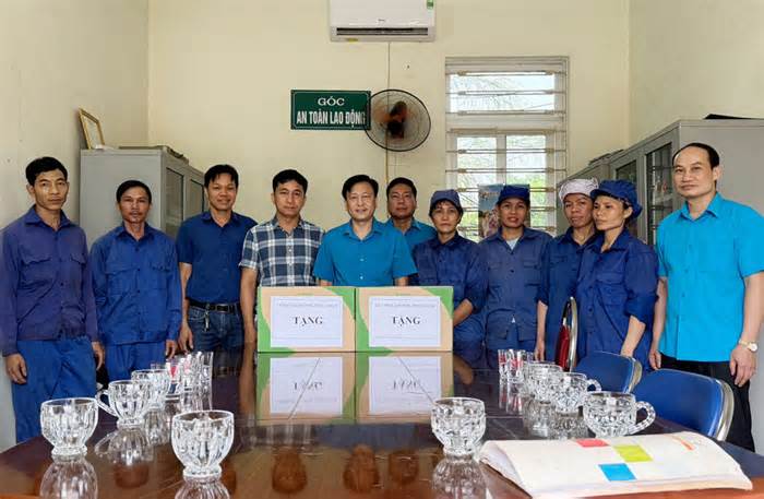 Liên đoàn Lao động tỉnh Lào Cai trao quà cho người lao động nhân dịp Tháng Công nhân