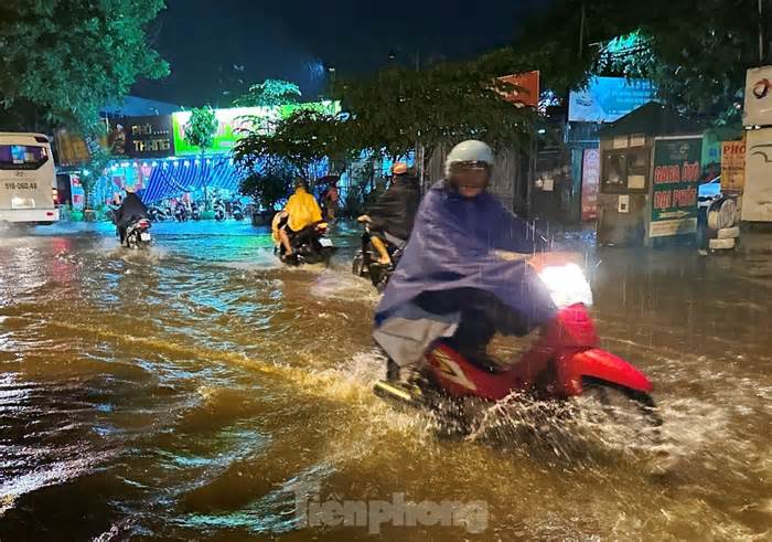 Hà Nội: Mưa lớn vào chiều tối ngập nhiều tuyến phố