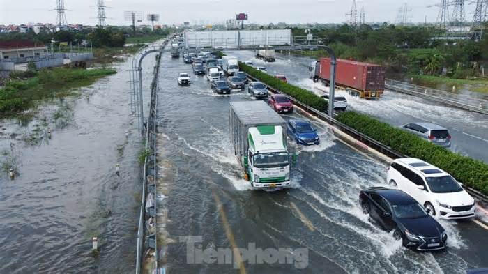 Dùng bao tải cát ngăn ngập trên cao tốc Pháp Vân - Cầu Giẽ