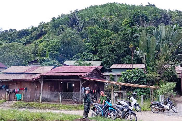 Dân Quảng Nam phải sơ tán trong đêm vì núi xuất hiện vết nứt