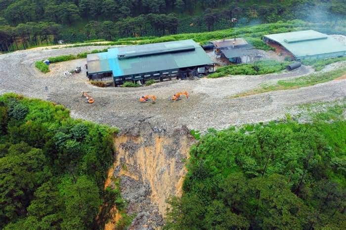 'Núi' rác thải trên đồi đổ ập xuống, vùi lấp vườn cà phê ở Đà Lạt