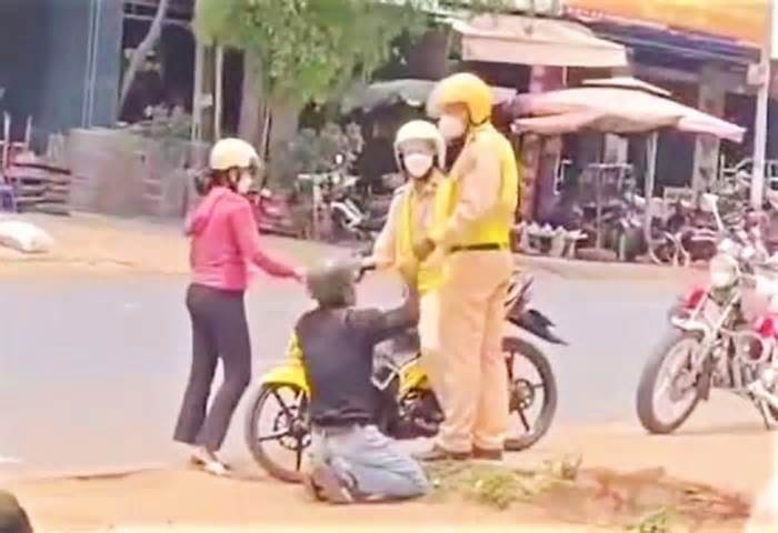 Sự thật clip nam thanh niên quỳ gối trước CSGT Đắk Lắk lan truyền trên mạng